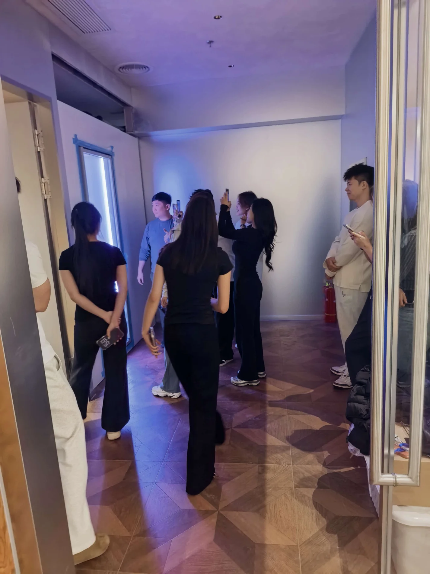 项目团队在 MECOTEC 低温设备旁进行现场交流